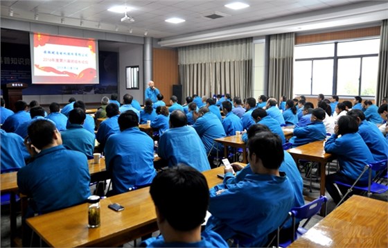 黨委副書記、工會主席胡夏生主持論壇