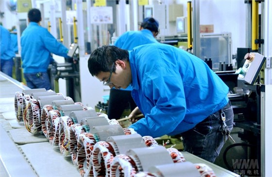 皖南電機(jī)線(xiàn)圈車(chē)間員工正在認(rèn)真工作 皖南電機(jī)線(xiàn)圈車(chē)間員工正在認(rèn)真工作