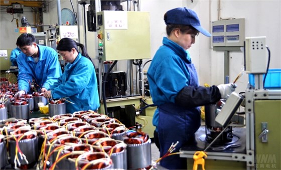 皖南電機(jī):忙碌的自動化嵌線流水線 皖南電機(jī):忙碌的自動化嵌線流水線