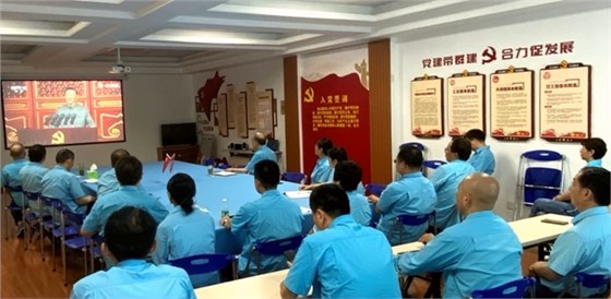 皖南電機(jī)黨委書(shū)記、副董事長(zhǎng)管兵正在與公司黨員干部一起集中收看大會(huì)直播
