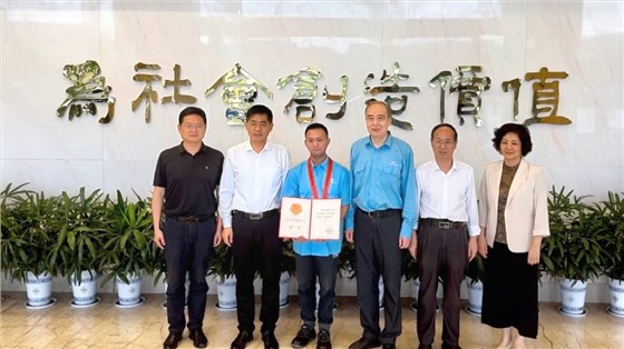 省、市總工會(huì)為皖南電機(jī)“全國(guó)五一勞動(dòng)獎(jiǎng)?wù)?rdquo;獲得者授牌頒獎(jiǎng)