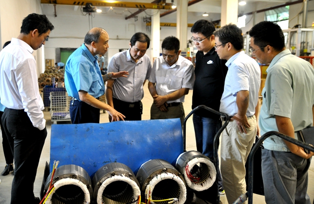 皖南電機管總陪同徐總經濟師在車間調研